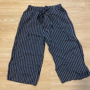 Angela Mara 100% linen crop pants. Navy with white vertical strips. Size large.